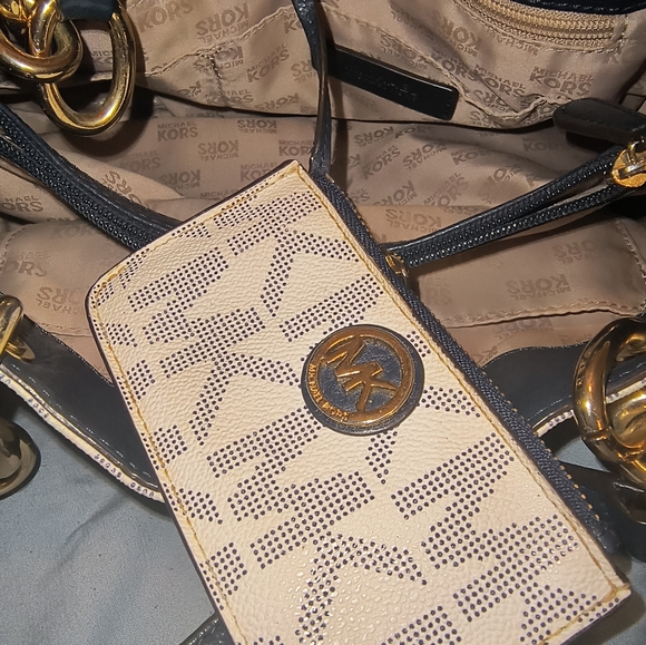 Michael Kors Signature Matching Set Fulton Chain Tote, Wallet and Coin Purse - Picture 8 of 17